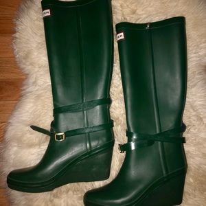 Size 8 Hunter boots slight wedge heel